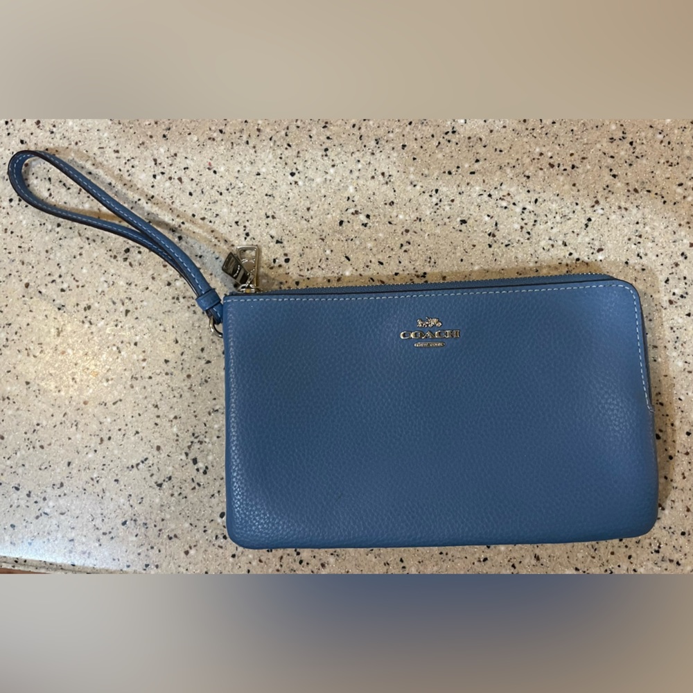 Coach wristlet 8Lx5H, blue dual zipper wallet